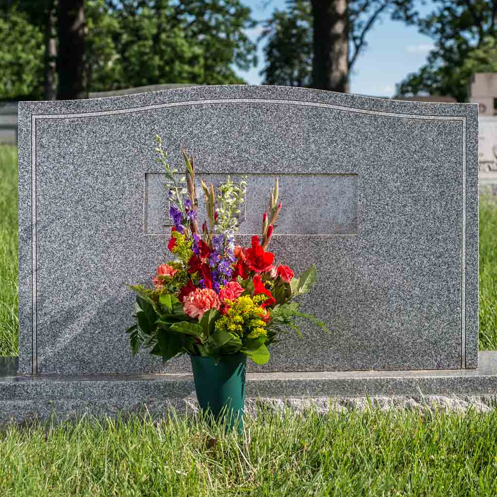 Vita rosor vid graven